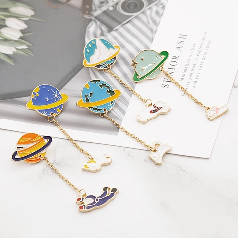 Broche En Émail Planète Espace Avec Longue Chaîne Pendentif Animal Astronaute Bijoux Alliage Accessoire De Vêtement