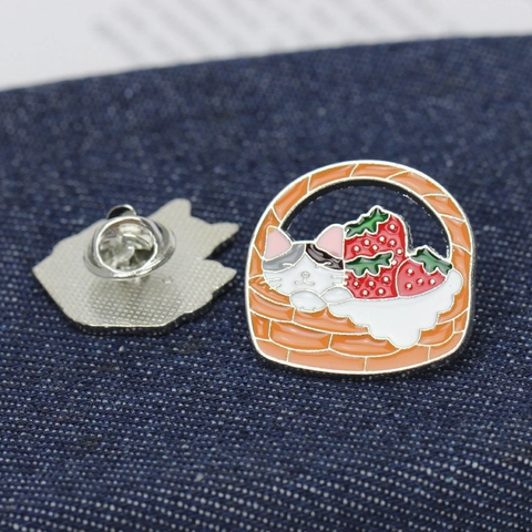 Broche en Émail de Chat de Dessin Animé Chat Lisant Panier de Fraises Chat Dormant sur TV Badge pour Sac Vêtements Décor