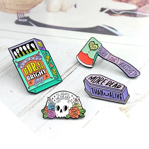 Broches De Esmalte Aleación De Zinc Gótico Oscuro Eslogan Calavera Flor Caja De Cerillas Hacha Ataúd Accesorios Mochila