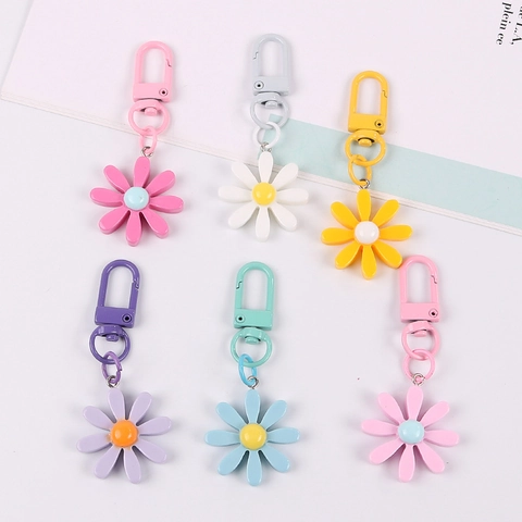 Modern Minimalist Daisy Flower Keychain Resin Small Floral Pendant Keychain Accessory For Backpack Headphone Case Women Jewelry Gift