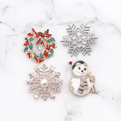 Broches de Noël en Alliage Strass Perle Artificielle Émail pour Femmes Couronne Bonhomme de Neige Flocon de Neige Bijoux Festifs