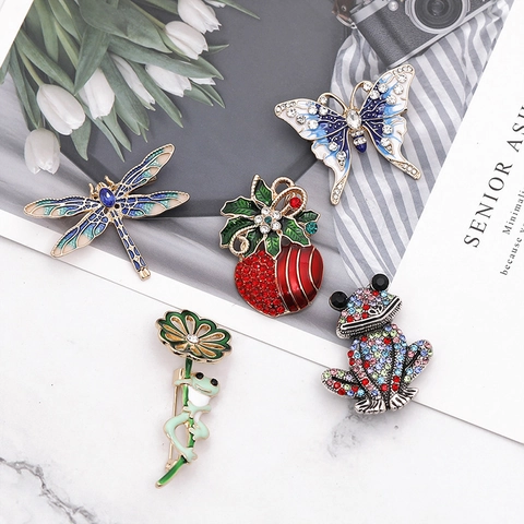 Broche Animale en Alliage avec Strass pour Femmes Émail Grenouille Papillon Libellule Baie Épingle Bijoux Accessoires Fête de Noël