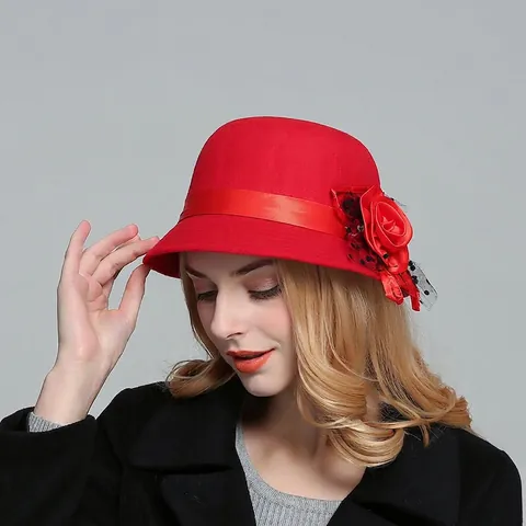 Elegante Cappello a Campana Vintage in Feltro di Nylon per Donna Con Decorazione a Rosa e Velo a Rete Stile Britannico Invernale Caldo