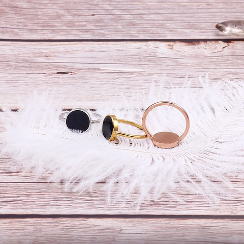 Minimalistische Ring Van Titaniumstaal Met Ronde Zwarte Inleg Geometrische Moderne Sieraden Voor Dames