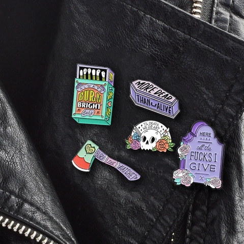 Broches De Esmalte Aleación De Zinc Gótico Oscuro Eslogan Calavera Flor Caja De Cerillas Hacha Ataúd Accesorios Mochila
