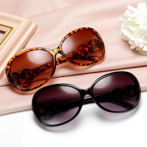 Women Oversized Sunglasses Fashion Trendy PC Frame UV400 Protection Elegant Gradient Lenses Metal Link Decoration Outdoor