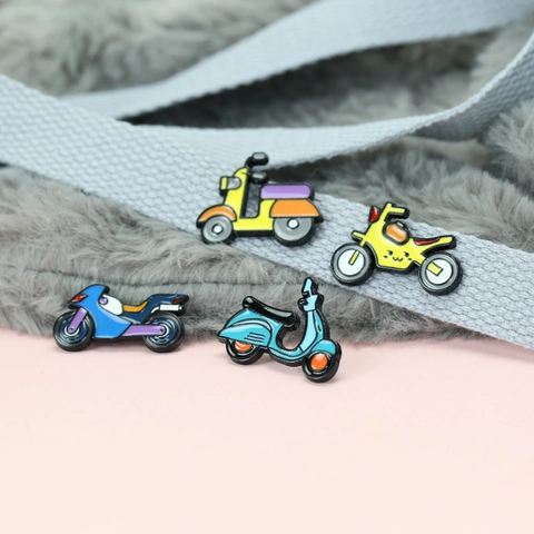 Broche Moto Dessin Animé Épinglette Émail Alliage Zinc Scooter Rétro Badge Pour Sac À Dos Vêtement Accessoire Cadeau Enfant