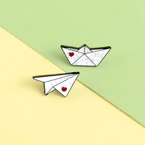 Origami Flugzeug Boot Emaille Brosche Legierung Glitzer Weiß Rot Herz Süße Cartoon Reversnadel Schmuck Für Damen Freunde Geschenk