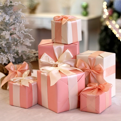 Christmas Decorative Paper Gift Boxes With Satin Ribbon Bows Holiday Party Tree Ornament Mall Window Display Props