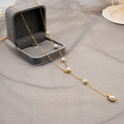 Collana Lariat A Y Con Süßwasserperle D'acqua Dolce Regolabile Elegante Catena Per Maglione In Acciaio Al Titanio Placcato Oro
