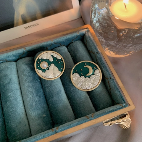 Spilla in Smalto Stile Palazzo Vintage Motivo Luna Sole Nuvola Stella Lega Rotonda Perla Artificiale per Cappotto Maglione Gioielli Donna