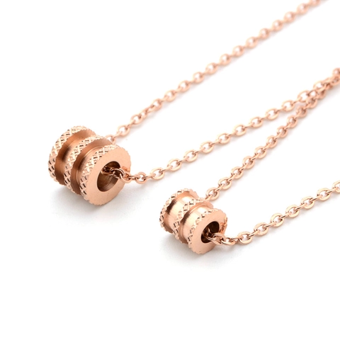 Collana Con Pendente In Acciaio Inossidabile Oro Rosa Cilindro Nervato Strutturato Minimalista Elegante Gioiello Donna