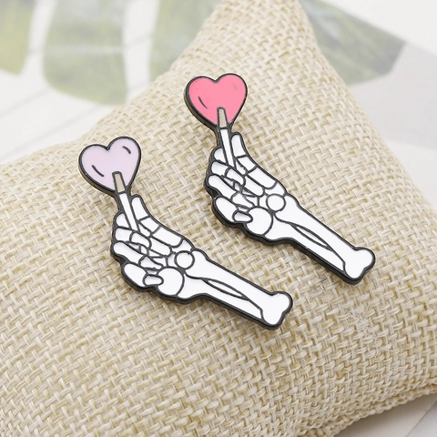 Broche De Esmalte Mano De Esqueleto Con Piruleta De Corazón Aleación Pin Punk Gótico Insignia Para Ropa Mochila Accesorios