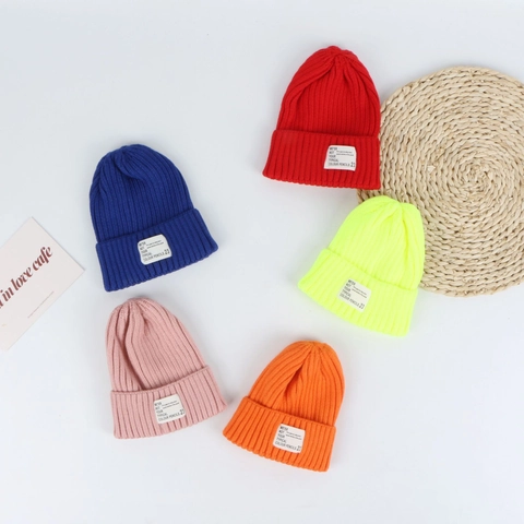 Kids Winter Knitted Beanie Warm Ribbed Skull Cap With Folded Brim And Stylish Cloth Label Solid Color Soft Acrylic Streetwear Hat