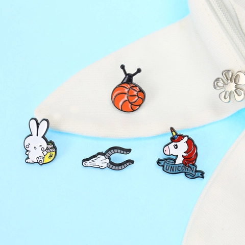 Broches En Émail Animaux Dessins Animés Alliage Escargot Licorne Lapin Crâne Insigne Décoratif Pour Vêtements Sacs