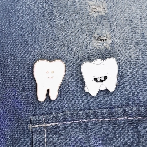 Spille In Smalto Per Denti Cartone Animato Spilla Lega Di Zinco Goccia D'olio Sorriso Carino Occhiali Da Sole Distintivo