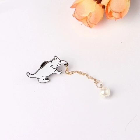 Cute Cartoon Cat Brooch Pin Alloy Enamel White Faux Artificial Pearl Gold Chain Drip Oil Clothing Lapel Accessory Novelty Jewelry