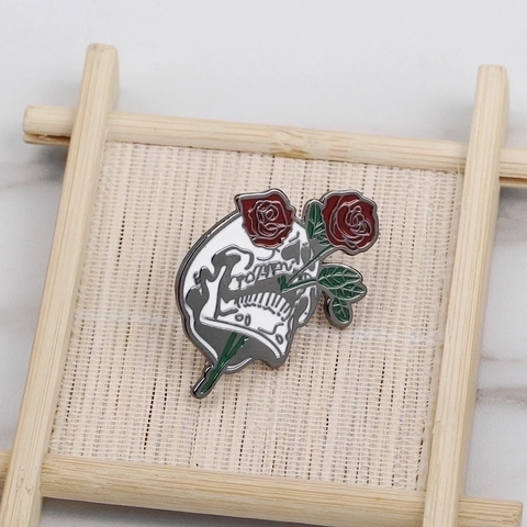 Spilla in Smalto con Teschio Gotico e Rosa Rossa in Lega di Metallo Gioielli Floreali per Halloween Regalo Decorativo per Uomo e Donna