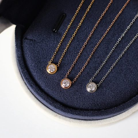 Collana in Acciaio al Titanio con Pendente a Solitario Tondo per Donna Elegante Catena a Girocollo con Strass Intarsiati