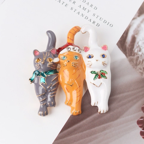 Cartoon Tricolor Cat Brooch Alloy Enamel Rhinestone Pin With Christmas Santa Hat Decoration For Women Men Clothing Gift