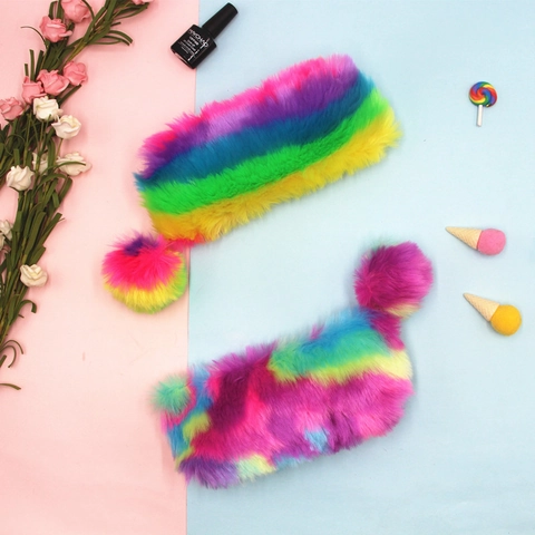 Astuccio in Peluche Arcobaleno a Grande Capacità Simpatica Borsa di Cancelleria in Pelliccia Sintetica Con Pom Pom Decor Laser Olografica Trucco