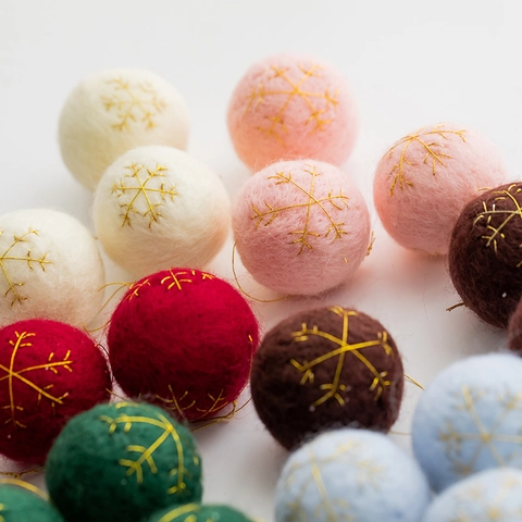 Bolas De Navidad De Fieltro De Lana Adornos Bordado De Copo De Nieve Dorado Pompones Decorativos Hechos A Mano Para Árbol