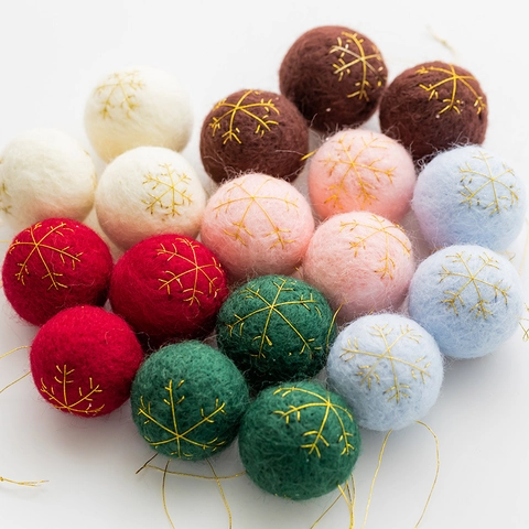 Bolas De Navidad De Fieltro De Lana Adornos Bordado De Copo De Nieve Dorado Pompones Decorativos Hechos A Mano Para Árbol