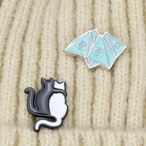 Cartoon Emaille Brosche Pin Umarmende Schwarz Weiße Katzen Hellblau Geometrisches Dreieck Herz Smiley Legierung Abzeichen Für Kleidung