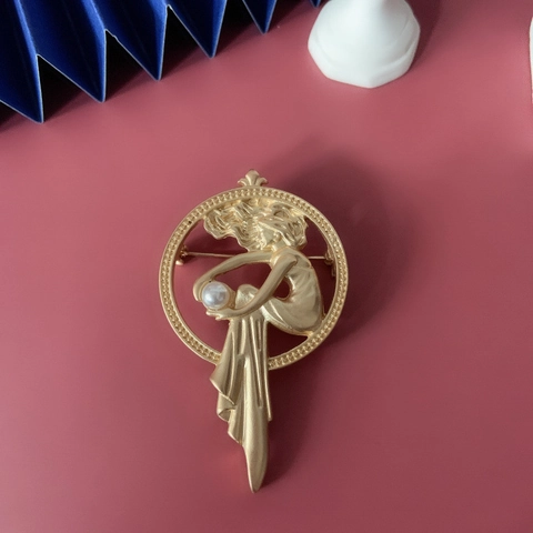 Spilla In Lega Vintage Art Nouveau Oro Opaco Ala D'angelo E Figura Di Ragazza Con Perla Artificial Sintetica Per Donna