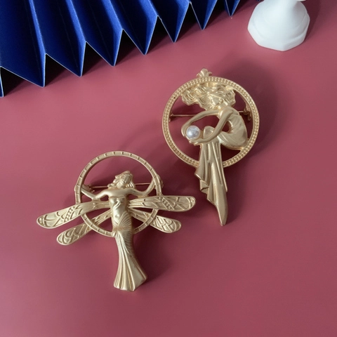 Spilla In Lega Vintage Art Nouveau Oro Opaco Ala D'angelo E Figura Di Ragazza Con Perla Artificial Sintetica Per Donna