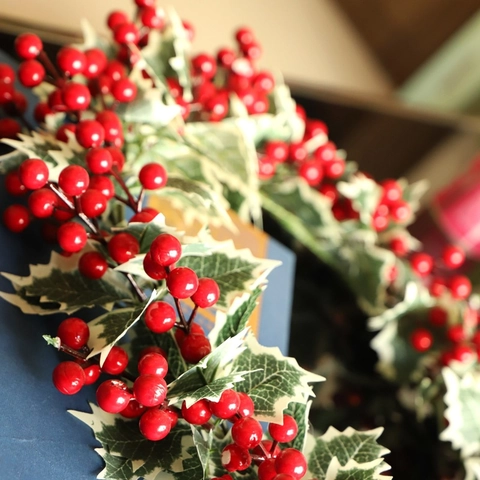 Weihnachts Kranz Rote Beeren Weißer Rand Blätter Künstliche Stechpalme Girlande Für Wand Tür Dekoration Ornament