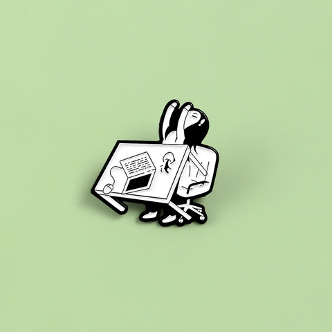 Spilla In Smalto Impiegato Ufficio Lega Broche Stretching Alla Scrivania Motivo Laptop Distintivo Bianco E Nero Gioielli Di Moda