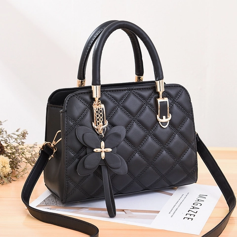 Bolso De Mano Acolchado Para Mujer Bolso De Hombro De Cuero PU Con Colgante De Mariposa Herrajes Dorados Patrón De Rombos
