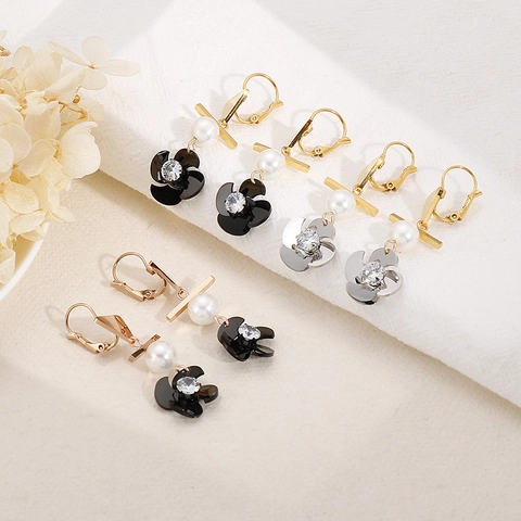Orecchini Pendenti Triangolari Geometrici Barocchi Con Perla Artificial In Acciaio Inossidabile E Fiore Nero Con Zirconi