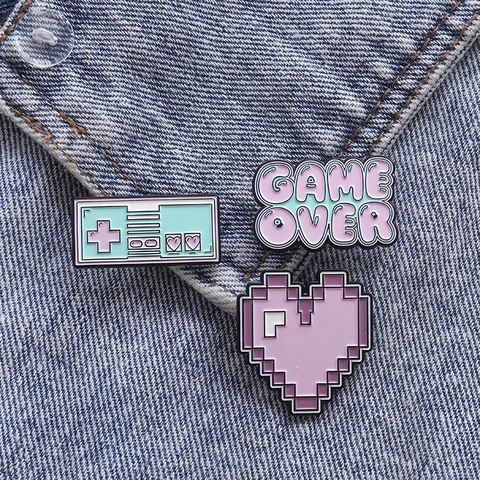 Broches En Émail En Alliage Manette De Jeu Pixel Heart Game Over Pins Fantaisie Mode Bijoux Pour Sacs Et Vestes