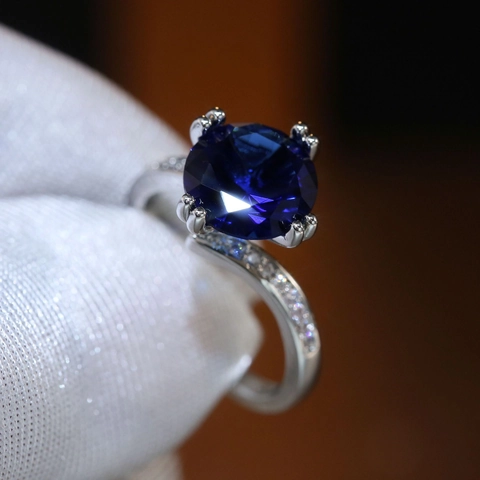 Eleganter Damenring Mit Rundem Blauem Kristall Und Kleinen Seitensteinen Kupfer Mode Schmuck Zubehör