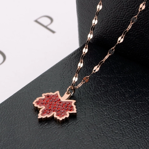 Ahornblatt Anhänger Halskette Edelstahl Roter Rhinestone Elegant Minimalistisch Roségold Schmuck Für Damen