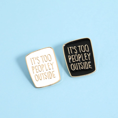 Emaille Broschen Reversnadeln Legierung It's Too Peopley Outside Slogan Neuheit Schmuck Kleidung Tasche Dekoration Unisex