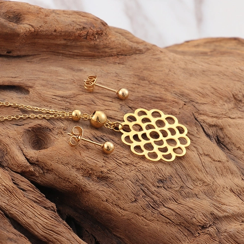 Collana In Acciaio Inossidabile Placcato Oro 18K E Orecchini A Sfera Pendente Fiore Traforato Elegante Per Donne