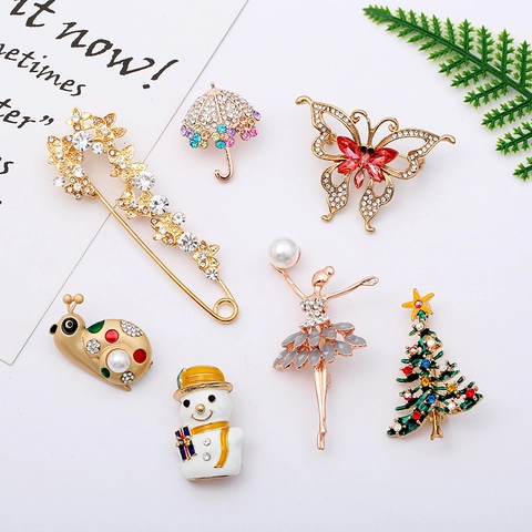 Fashion Brooch Pins Alloy Rhinestone Enamel Animal Plant Shape Decorative Jewelry For Women Clothing Bag Accessories
