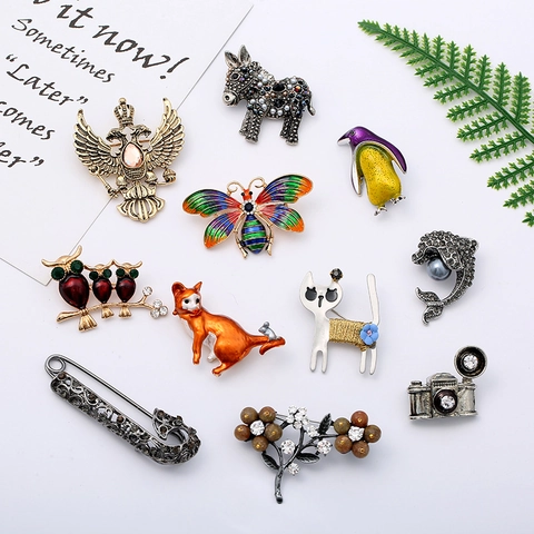 Fashion Brooch Pins Alloy Rhinestone Enamel Animal Plant Shape Decorative Jewelry For Women Clothing Bag Accessories