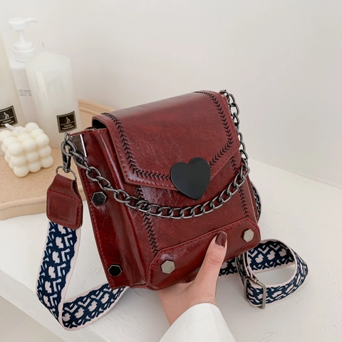 Retro PU Leather Crossbody Bag Heart Buckle Small Square Shoulder Bag Patterned Wide Strap Chain Decoration Women