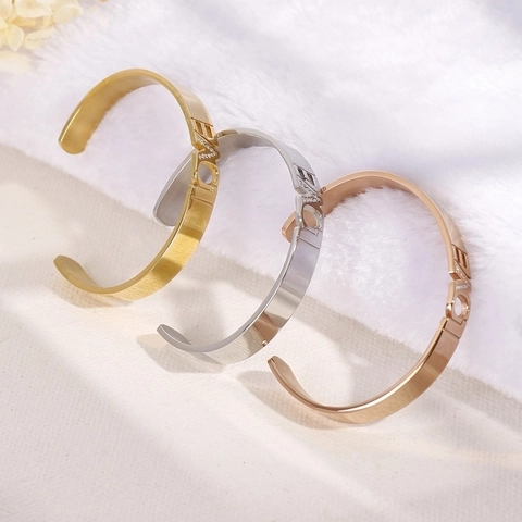 Brazalete Abierto de Acero de Titanio con Letra LOVE Calada para Mujer Pulsera Minimalista Coreana con Incrustaciones de Strass Regalo de San Valentín