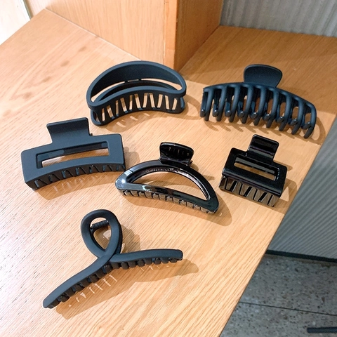 Large Matte Black Hair Claw Clips For Women Strong Hold Geometric Cutout Plastic Shark Hair Claws Minimalist Styling Accessories