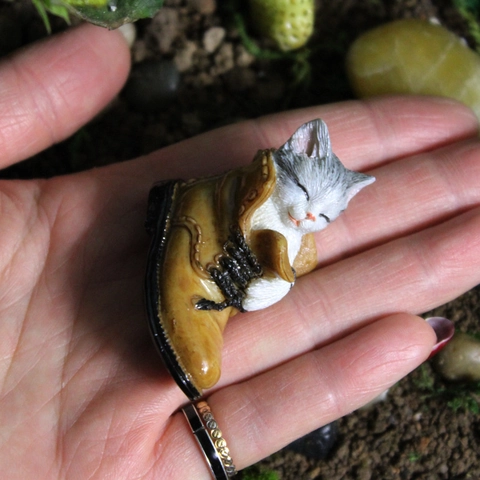 Cute Kitten In Boot Figurine Resin Miniature Cat Statue For Micro Landscape Garden Flower Pot Decoration Desk Ornament