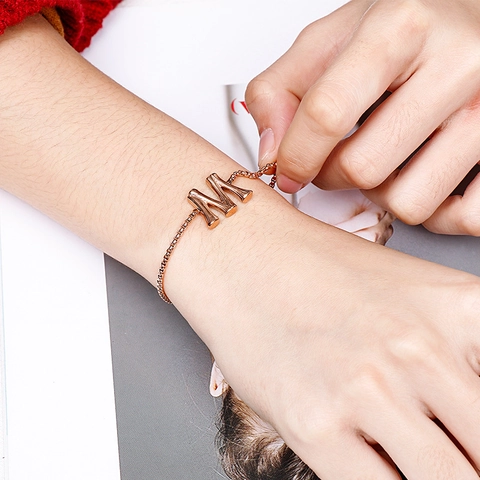 Bracelet Lettre Initiale Or Rose Acier Inoxydable 316L Coulissant Bolo Ajustable Chaîne Boîte Texture Bambou Bijoux
