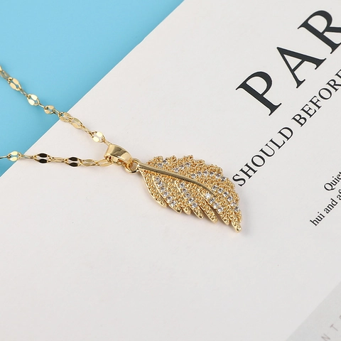 Women Titanium Steel Feather Pendant Necklace 18K Gold Plated Zirconia Inlaid Clavicle Chain Minimalist Jewelry Accessory