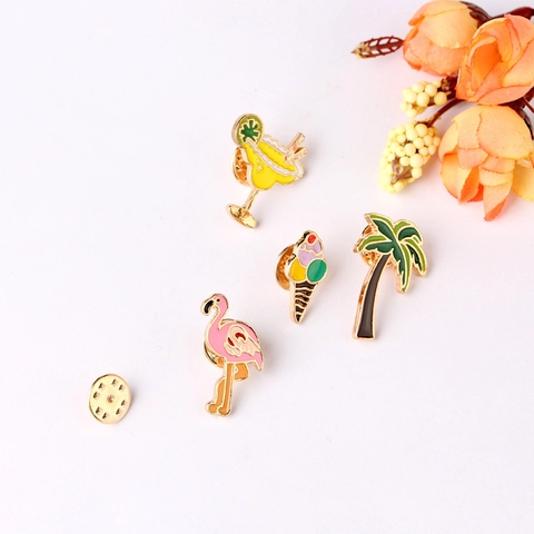 Spilla In Smalto Cartone Animato Pin Lega Fenicottero Gelato Occhiali Da Sole Tazza Di Caffè Accessori Stile Estivo Tropicale