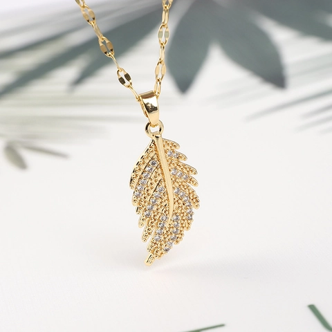 Women Titanium Steel Feather Pendant Necklace 18K Gold Plated Zirconia Inlaid Clavicle Chain Minimalist Jewelry Accessory