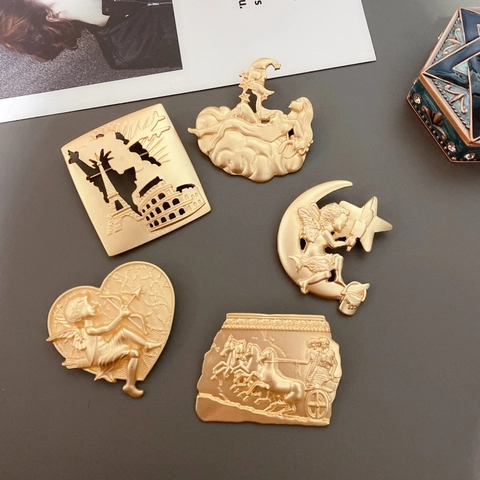 Broche Relief Baroque Vintage Alliage Or Mat Cupidon Ange Lune Étoile Repère Tour Eiffel Colisée